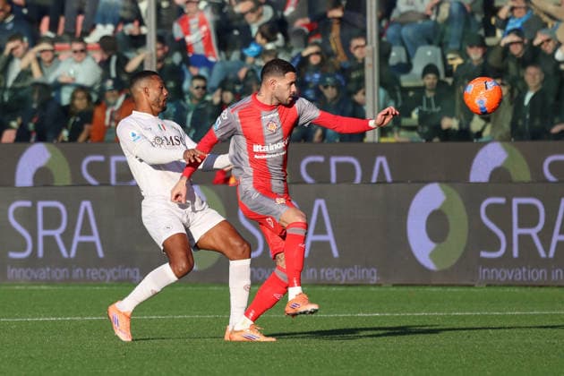 Cremonese s Antonio Sanabria and NapoliÕs Juan Jesus during the Serie A soccer match between Cremonese and Napoli at the Giovanni Zini Stadium in Cremona Italy - Sunday, 28 december 2025. - Soccer .  Copyright: xAlbertoxMariani LaPressex