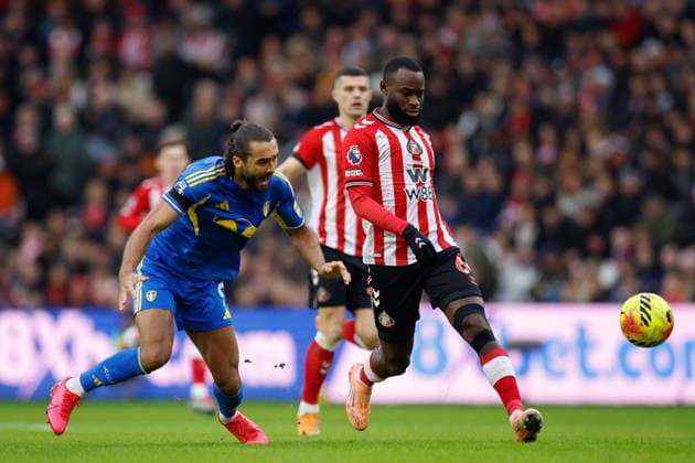Sunderland v Leeds United, Premier League Lutsharel Geertruida of Sunderland closed down by Dominic Calvert-Lewin of Leeds United during the Premier League match between Sunderland and Leeds United at the Stadium Of Light, Sunderland, UK on 28 December 2025. Sunderland Stadium Of Light Tyne and Wear UK Editorial use only DataCo restrictions apply See www.football-dataco.com , Copyright: xCraigxCowanx PSI-23476-0050