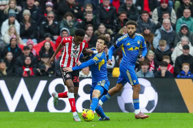 Sunderland v Leeds United, Premier League Brenden Aaronson Of Leeds United battles with Simon Adingra Of Sunderland during the Sunderland v Leeds United Premier League match at the Stadium of Light, Sunderland, England on 28 December 2025 Credit: Lee Keuneke Every Second Media Editorial use only. All images are copyright Every Second Media Limited. No images may be reproduced without prior permission. All rights reserved. Premier League and Football League images are subject to licensing agreements with Football DataCo Limited. see https: www.football-dataco.com Copyright: xIMAGO EveryxSecondxMediax ESM-1727-0052 LeexKeunekex xEveryxSecondxMediax