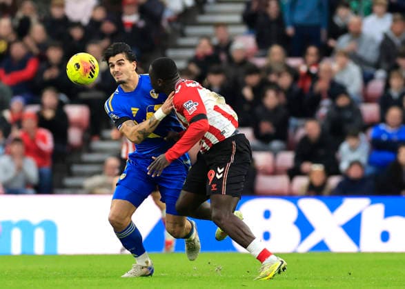 Sunderland v Leeds United Premier League Pascal Struijk of Leeds United (left) competes for the ball with Brian Brobbery of Sunderland during the Premier League match at the Stadium of Light, Sunderland 28 12 2025 UK Newspapers OUT Copyright: xFredxPalmerx FIL-22706-0097