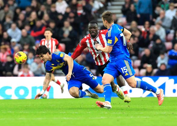 Sunderland v Leeds United Premier League Pascal Struijk of Leeds United (left) competes for the ball with Brian Brobbery of Sunderland during the Premier League match at the Stadium of Light, Sunderland 28 12 2025 UK Newspapers OUT Copyright: xFredxPalmerx FIL-22706-0101
