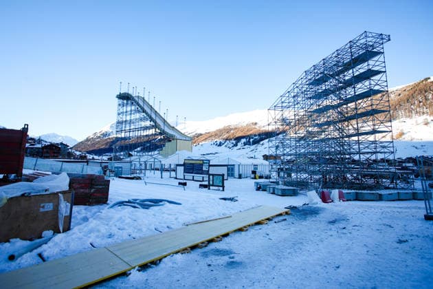 OLYMPICS - Winter Olympic Games, Olympische Spiele, Olympia, OS Milano Cortina 2026 LIVIGNO,ITALY,27.DEC.25 - OLYMPICS - Winter Olympic Games Milano Cortina 2026, preview. Image shows the construction of the Big Air ramp.  GEPAxpictures xMathiasxMandl