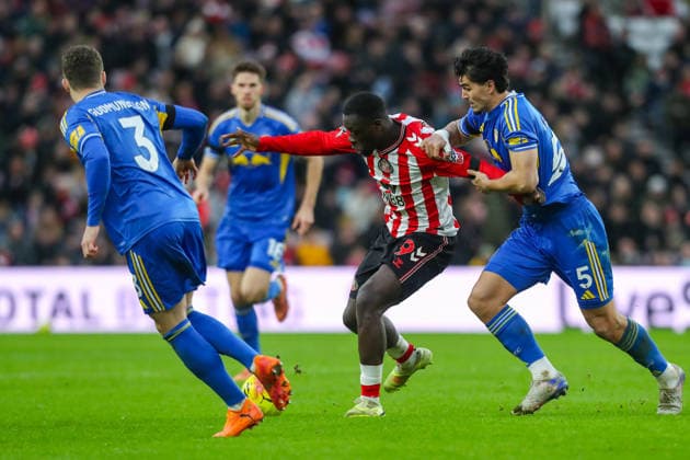Sunderland v Leeds United, Premier League Brian Brobbey Of Sunderland battles with Pascal Struijk Of Leeds United during the Sunderland v Leeds United Premier League match at the Stadium of Light, Sunderland, England on 28 December 2025 Credit: Lee Keuneke Every Second Media Editorial use only. All images are copyright Every Second Media Limited. No images may be reproduced without prior permission. All rights reserved. Premier League and Football League images are subject to licensing agreements with Football DataCo Limited. see https: www.football-dataco.com Copyright: xIMAGO EveryxSecondxMediax ESM-1727-0066 LeexKeunekex xEveryxSecondxMediax
