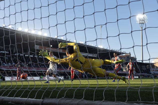 NapoliÕs Rasmus Hojlund scores the goal 0-1 during the Serie A soccer match between Cremonese and Napoli at the Giovanni Zini Stadium in Cremona Italy - Sunday, 28 december 2025. - Soccer .  Copyright: xAlbertoxMariani LaPressex