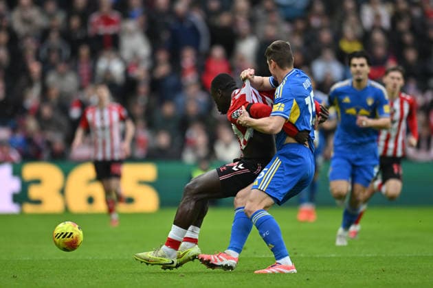 Sunderland v Leeds United - Premier League Brian Brobbey of Sunderland battles with Leeds United s Jaka Bijol during the Premier League match between Sunderland and Leeds United at the Stadium Of Light in Sunderland, on December 28, 2025. Sunderland Tyne and Wear United Kingdom  Copyright: xMIxNewsx originalFilename:fletcher-sunderla251228_npa0s.jpg