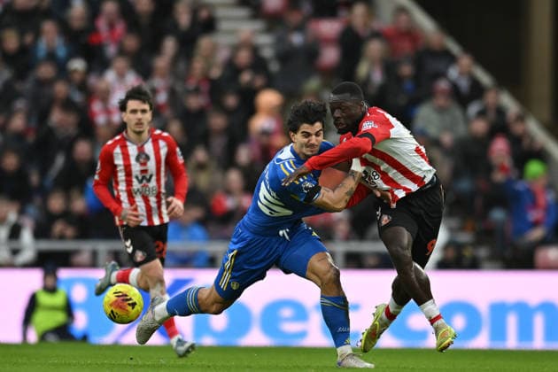 Sunderland v Leeds United - Premier League Brian Brobbey of Sunderland battles with Leeds United s Pascal Struijk during the Premier League match between Sunderland and Leeds United at the Stadium Of Light in Sunderland, on December 28, 2025. Sunderland Tyne and Wear United Kingdom  Copyright: xMIxNewsx originalFilename:fletcher-sunderla251228_npH2r.jpg