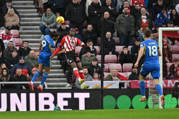 Sunderland v Leeds United - Premier League Nordi Mukiele of Sunderland heads clear from Dominic Calvert-Lewin of Leeds United during the Premier League match between Sunderland and Leeds United at the Stadium Of Light in Sunderland, England, on December 28, 2025. Sunderland Tyne and Wear United Kingdom  Copyright: xMIxNewsx originalFilename:fletcher-sunderla251228_np5te.jpg