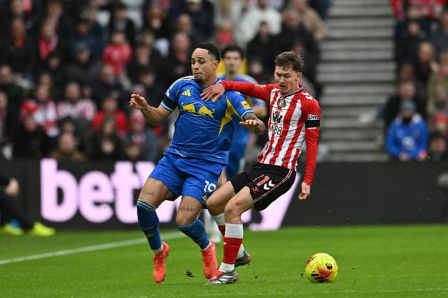 Sunderland v Leeds United - Premier League Noah Okafor of Leeds United plays against Chris Rigg of Sunderland during the Premier League match between Sunderland and Leeds United at the Stadium Of Light in Sunderland, England, on December 28, 2025. Sunderland Tyne and Wear United Kingdom  Copyright: xMIxNewsx originalFilename:fletcher-sunderla251228_npEnf.jpg
