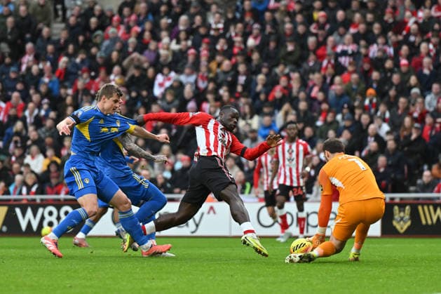 Sunderland v Leeds United - Premier League Lucas Perri of Leeds United saves at the feet of Brian Brobbey of Sunderland during the Premier League match between Sunderland and Leeds United at the Stadium Of Light in Sunderland, England, on December 28, 2025. Sunderland Tyne and Wear United Kingdom  Copyright: xMIxNewsx originalFilename:fletcher-sunderla251228_npAKX.jpg