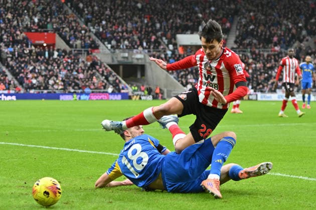 Sunderland v Leeds United - Premier League Anton Stach of Leeds United battles for possession with Enzo Le Fee of Sunderland during the Premier League match between Sunderland and Leeds United at the Stadium Of Light in Sunderland, England, on December 28, 2025. Sunderland Tyne and Wear United Kingdom  Copyright: xMIxNewsx originalFilename:fletcher-sunderla251228_npnqi.jpg