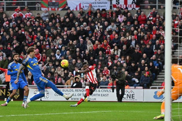 Sunderland v Leeds United - Premier League Simon Adingra puts Sunderland into a 1-0 lead during the Premier League match between Sunderland and Leeds United at the Stadium Of Light in Sunderland, United Kingdom, on December 28, 2025. Sunderland Tyne and Wear United Kingdom  Copyright: xMIxNewsx originalFilename:fletcher-sunderla251228_nptSG.jpg