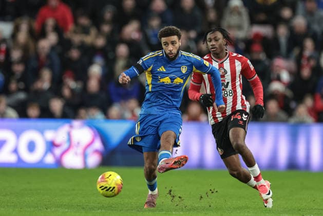 Premier League Sunderland v Leeds United Jayden Bogle of Leeds United passes back during the Premier League match Sunderland vs Leeds United at Stadium Of Light, Sunderland, United Kingdom, 28th December 2025 (Photo by Alfie Cosgrove News Images) Sunderland Stadium Of Light Tyne and Wear United Kingdom Copyright: xAlfiexCosgrove NewsxImagesx