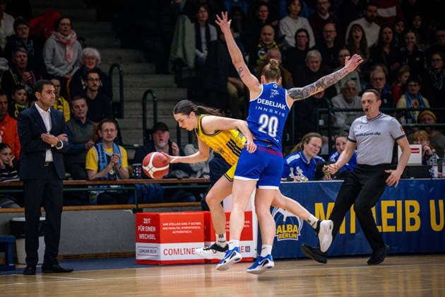 Basketball Berlin 28.12.2025 Saison 2025 2026 DBBL 1. Bundesliga Alba Berlin - BC Pharmaserv Marburg Tessa Stammberger (Alba, No.06) Lea Debeljak (Marburg, No.20)