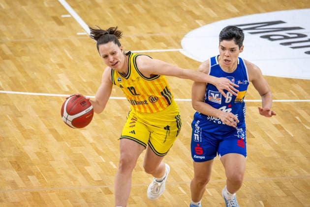 Basketball Berlin 28.12.2025 Saison 2025 2026 DBBL 1. Bundesliga Alba Berlin - BC Pharmaserv Marburg Lena Gohlisch (Alba, No.12) Ana Raimundo (Marburg, No.06)