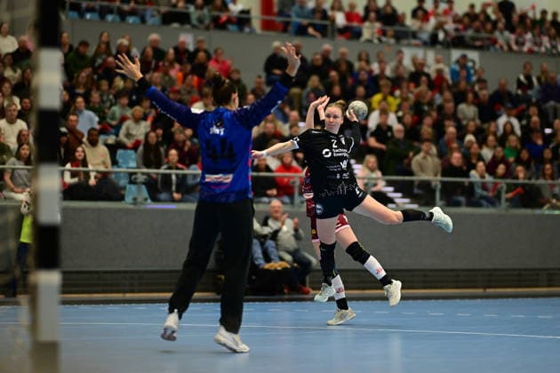 Handball I Frauen I Saison 2025-2026 I 2. HBF I 11. Spieltag I HL Buchholz 08-Rosengarten - HC Leipzig I 28.12.2025 Anja Rossignoli (44, HL Buchholz 08-Rosengarten) Pauline Uhlmann (2, HC Leipzig) Hamburg CU Arena, CU-Arena Niedersachsen Deutschland Copyright: xLobeca FelixxSchlikisx