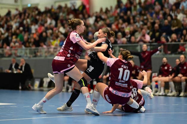 Handball I Frauen I Saison 2025-2026 I 2. HBF I 11. Spieltag I HL Buchholz 08-Rosengarten - HC Leipzig I 28.12.2025 Lotta Christiansen (9, HL Buchholz 08-Rosengarten) Lara Tauchmann (28, HC Leipzig) Tine Hinz (10, HL Buchholz 08-Rosengarten) Hamburg CU Arena, CU-Arena Niedersachsen Deutschland Copyright: xLobeca FelixxSchlikisx
