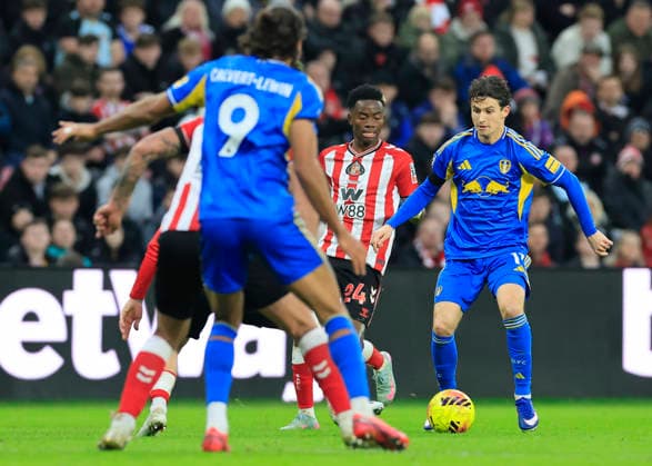 Sunderland v Leeds United Premier League Brenden Aaronson of Leeds United (right) on the ball during the Premier League match at the Stadium of Light, Sunderland 28 12 2025 UK Newspapers OUT Copyright: xFredxPalmerx FIL-22706-0201
