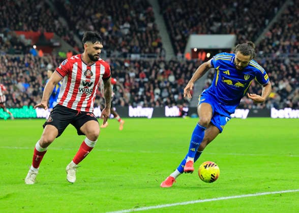 Sunderland v Leeds United Premier League Dominic Calvert-Lewin of Leeds United (right) shields the ball from Omar Alderete of Sunderlandduring the Premier League match at the Stadium of Light, Sunderland 28 12 2025 UK Newspapers OUT Copyright: xFredxPalmerx FIL-22706-0204