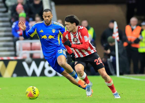 Sunderland v Leeds United Premier League Enzo Le FŽe of Sunderland (right) shields the ball from Lukas Nmecha of Leeds United during the Premier League match at the Stadium of Light, Sunderland 28 12 2025 UK Newspapers OUT Copyright: xFredxPalmerx FIL-22706-0205