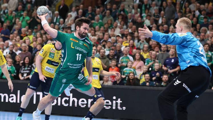 Leipzig, 27.12.2025, Arena Leipzig, Handball, Bundesliga, 19.Spieltag , SC DHfK Leipzig vs. Rhein Neckar Löwen Mannheim , Im Bild von links; Lukas Binder (11, Leipzig), Torhüter David Späth Spaeth ( 29, RNL). , Nur zur redaktionellen Nutzung. Only editorial use. , DHB HBL regulations prohibit any use of photographs as image sequences and or quasi-video. ,