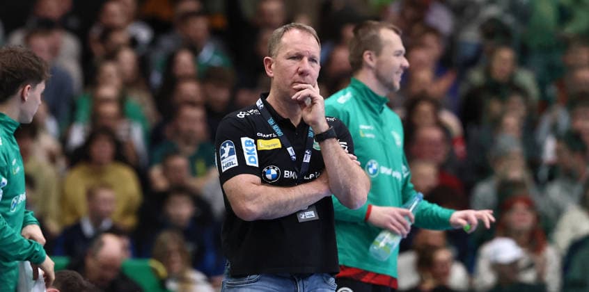 Leipzig, 27.12.2025, Arena Leipzig, Handball, Bundesliga, 19.Spieltag , SC DHfK Leipzig vs. Rhein Neckar Löwen Mannheim , Im Bild; Trainer Frank Carstens, DHfK Leipzig. , Nur zur redaktionellen Nutzung. Only editorial use. , DHB HBL regulations prohibit any use of photographs as image sequences and or quasi-video. ,