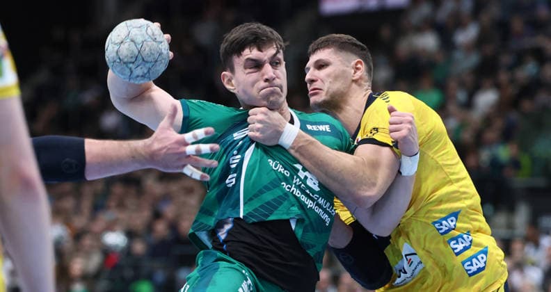 Leipzig, 27.12.2025, Arena Leipzig, Handball, Bundesliga, 19.Spieltag , SC DHfK Leipzig vs. Rhein Neckar Löwen Mannheim , Im Bild von links; Matej Klima (13, Leipzig), Sebastian Heymann ( 13, RNL). , Nur zur redaktionellen Nutzung. Only editorial use. , DHB HBL regulations prohibit any use of photographs as image sequences and or quasi-video. ,