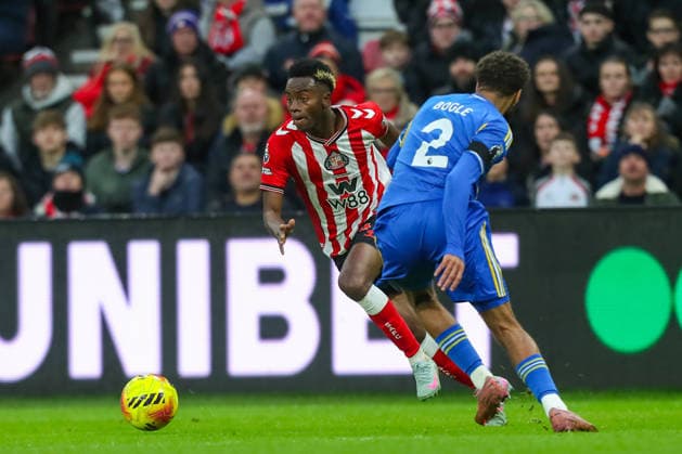 Sunderland v Leeds United, Premier League Simon Adingra Of Sunderland battles with Jayden Bogle Of Leeds United during the Sunderland v Leeds United Premier League match at the Stadium of Light, Sunderland, England on 28 December 2025 Credit: Lee Keuneke Every Second Media Editorial use only. All images are copyright Every Second Media Limited. No images may be reproduced without prior permission. All rights reserved. Premier League and Football League images are subject to licensing agreements with Football DataCo Limited. see https: www.football-dataco.com Copyright: xIMAGO EveryxSecondxMediax ESM-1727-0087 LeexKeunekex xEveryxSecondxMediax