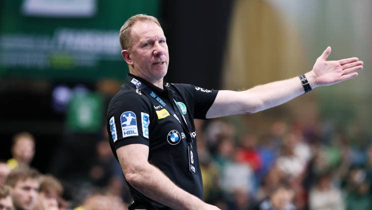 Leipzig, 27.12.2025, Arena Leipzig, Handball, Bundesliga, 19.Spieltag , SC DHfK Leipzig vs. Rhein Neckar Löwen Mannheim , Im Bild; Trainer Frank Carstens, DHfK Leipzig. , Nur zur redaktionellen Nutzung. Only editorial use. , DHB HBL regulations prohibit any use of photographs as image sequences and or quasi-video. ,