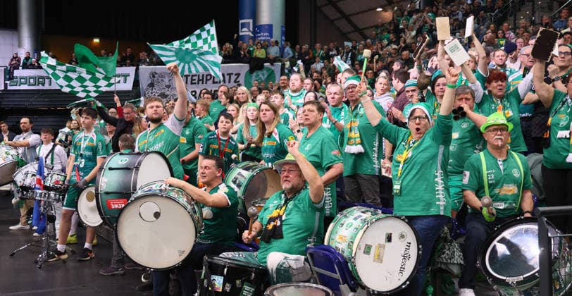 Leipzig, 27.12.2025, Arena Leipzig, Handball, Bundesliga, 19.Spieltag , SC DHfK Leipzig vs. Rhein Neckar Löwen Mannheim 26:30 (16:15) , Im Bild; Fans des SC DHfK Leipzig. , Nur zur redaktionellen Nutzung. Only editorial use. , DHB HBL regulations prohibit any use of photographs as image sequences and or quasi-video. ,