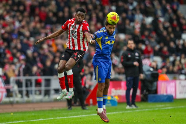 Sunderland v Leeds United, Premier League Jayden Bogle Of Leeds United heads the ball ahead of Simon Adingra Of Sunderland during the Sunderland v Leeds United Premier League match at the Stadium of Light, Sunderland, England on 28 December 2025 Credit: Lee Keuneke Every Second Media Editorial use only. All images are copyright Every Second Media Limited. No images may be reproduced without prior permission. All rights reserved. Premier League and Football League images are subject to licensing agreements with Football DataCo Limited. see https: www.football-dataco.com Copyright: xIMAGO EveryxSecondxMediax ESM-1727-0089 LeexKeunekex xEveryxSecondxMediax