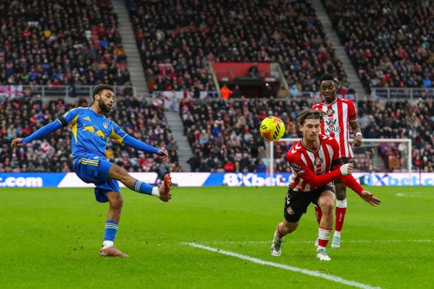 Sunderland v Leeds United, Premier League Jayden Bogle Of Leeds United crosses the ball during the Sunderland v Leeds United Premier League match at the Stadium of Light, Sunderland, England on 28 December 2025 Credit: Lee Keuneke Every Second Media Editorial use only. All images are copyright Every Second Media Limited. No images may be reproduced without prior permission. All rights reserved. Premier League and Football League images are subject to licensing agreements with Football DataCo Limited. see https: www.football-dataco.com Copyright: xIMAGO EveryxSecondxMediax ESM-1727-0090 LeexKeunekex xEveryxSecondxMediax