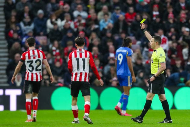 Sunderland v Leeds United, Premier League Referee Tony Harrington shows Trai Hume Of Sunderland a yellow card during the Sunderland v Leeds United Premier League match at the Stadium of Light, Sunderland, England on 28 December 2025 Credit: Lee Keuneke Every Second Media Editorial use only. All images are copyright Every Second Media Limited. No images may be reproduced without prior permission. All rights reserved. Premier League and Football League images are subject to licensing agreements with Football DataCo Limited. see https: www.football-dataco.com Copyright: xIMAGO EveryxSecondxMediax ESM-1727-0091 LeexKeunekex xEveryxSecondxMediax