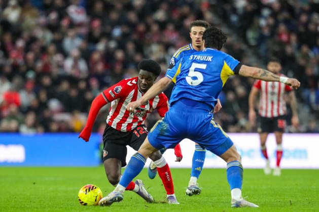 Sunderland v Leeds United, Premier League Eliezer Mayenda Of Sunderland battles with Pascal Struijk Of Leeds United during the Sunderland v Leeds United Premier League match at the Stadium of Light, Sunderland, England on 28 December 2025 Credit: Lee Keuneke Every Second Media Editorial use only. All images are copyright Every Second Media Limited. No images may be reproduced without prior permission. All rights reserved. Premier League and Football League images are subject to licensing agreements with Football DataCo Limited. see https: www.football-dataco.com Copyright: xIMAGO EveryxSecondxMediax ESM-1727-0093 LeexKeunekex xEveryxSecondxMediax