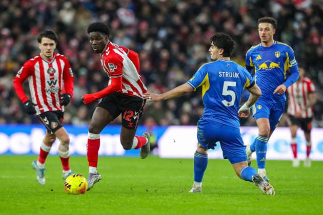 Sunderland v Leeds United, Premier League Eliezer Mayenda Of Sunderland battles with Pascal Struijk Of Leeds United during the Sunderland v Leeds United Premier League match at the Stadium of Light, Sunderland, England on 28 December 2025 Credit: Lee Keuneke Every Second Media Editorial use only. All images are copyright Every Second Media Limited. No images may be reproduced without prior permission. All rights reserved. Premier League and Football League images are subject to licensing agreements with Football DataCo Limited. see https: www.football-dataco.com Copyright: xIMAGO EveryxSecondxMediax ESM-1727-0095 LeexKeunekex xEveryxSecondxMediax