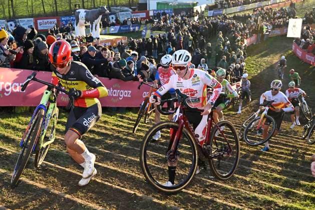 UCI Cyclocross World Cup 2025-2026 Dendermonde DENDERMONDE, BELGIUM - DECEMBER 28 : Nys Thibau (BEL) of Baloise Glowi Lions and Vanthourenhout Michael (BEL) of Pauwels Sauzen - Altez Industriebouw in action during the 8th leg of the Dendermonde UCI Cyclocross World Cup 2025-2026 a cyclocross race for Men Elite on December 28, 2025 in Dendermonde, Belgium, 28 12 2025 ( Dendermonde Belgium  Copyright: xNicoxVereeckenx