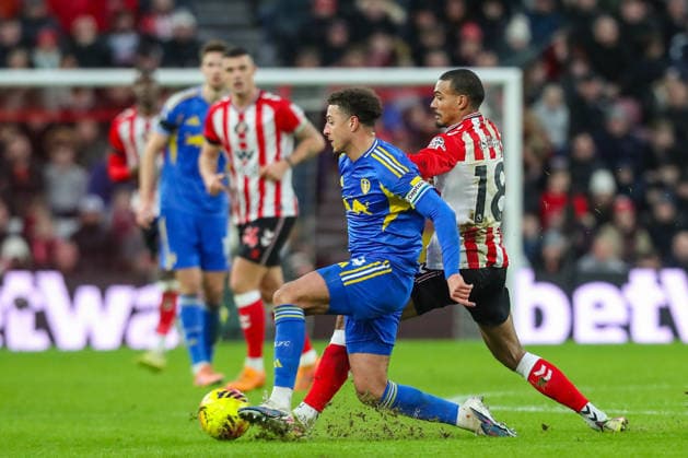 Sunderland v Leeds United, Premier League Ethan Ampadu Of Leeds United is fouled by Wilson Isidor Of Sunderland during the Sunderland v Leeds United Premier League match at the Stadium of Light, Sunderland, England on 28 December 2025 Credit: Lee Keuneke Every Second Media Editorial use only. All images are copyright Every Second Media Limited. No images may be reproduced without prior permission. All rights reserved. Premier League and Football League images are subject to licensing agreements with Football DataCo Limited. see https: www.football-dataco.com Copyright: xIMAGO EveryxSecondxMediax ESM-1727-0101 LeexKeunekex xEveryxSecondxMediax