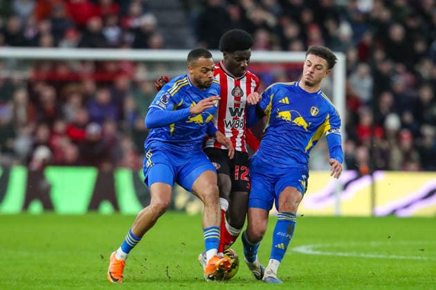 Sunderland v Leeds United, Premier League Eliezer Mayenda Of Sunderland battles with Ethan Ampadu Of Leeds United & Lukas Nmecha Of Leeds United during the Sunderland v Leeds United Premier League match at the Stadium of Light, Sunderland, England on 28 December 2025 Credit: Lee Keuneke Every Second Media Editorial use only. All images are copyright Every Second Media Limited. No images may be reproduced without prior permission. All rights reserved. Premier League and Football League images are subject to licensing agreements with Football DataCo Limited. see https: www.football-dataco.com Copyright: xIMAGO EveryxSecondxMediax ESM-1727-0102 LeexKeunekex xEveryxSecondxMediax