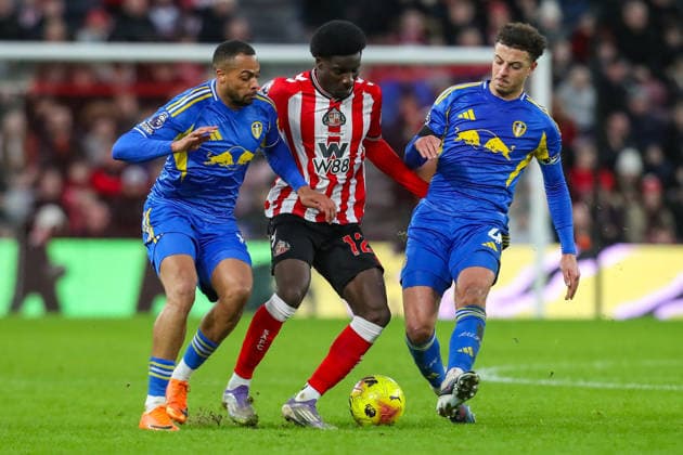 Sunderland v Leeds United, Premier League Eliezer Mayenda Of Sunderland battles with Ethan Ampadu Of Leeds United & Lukas Nmecha Of Leeds United during the Sunderland v Leeds United Premier League match at the Stadium of Light, Sunderland, England on 28 December 2025 Credit: Lee Keuneke Every Second Media Editorial use only. All images are copyright Every Second Media Limited. No images may be reproduced without prior permission. All rights reserved. Premier League and Football League images are subject to licensing agreements with Football DataCo Limited. see https: www.football-dataco.com Copyright: xIMAGO EveryxSecondxMediax ESM-1727-0103 LeexKeunekex xEveryxSecondxMediax
