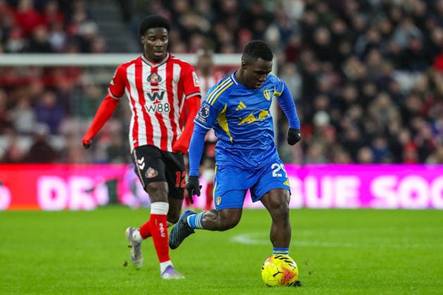 Sunderland v Leeds United, Premier League Wilfried Gnonto Of Leeds United Under pressure from Eliezer Mayenda Of Sunderland during the Sunderland v Leeds United Premier League match at the Stadium of Light, Sunderland, England on 28 December 2025 Credit: Lee Keuneke Every Second Media Editorial use only. All images are copyright Every Second Media Limited. No images may be reproduced without prior permission. All rights reserved. Premier League and Football League images are subject to licensing agreements with Football DataCo Limited. see https: www.football-dataco.com Copyright: xIMAGO EveryxSecondxMediax ESM-1727-0105 LeexKeunekex xEveryxSecondxMediax