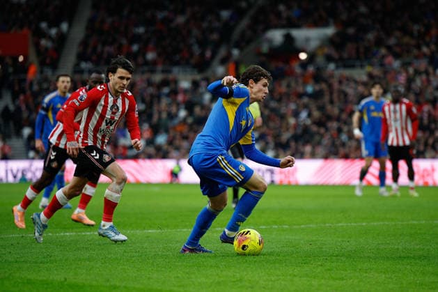 Sunderland v Leeds United, Premier League Brenden Aaronson of Leeds United controls the ball during the Premier League match between Sunderland and Leeds United at the Stadium Of Light, Sunderland, UK on 28 December 2025. Sunderland Stadium Of Light Tyne and Wear UK Editorial use only DataCo restrictions apply See www.football-dataco.com , Copyright: xCraigxCowanx PSI-23476-0097