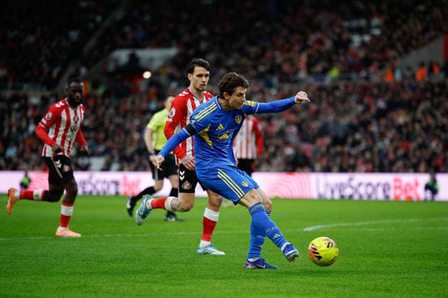 Sunderland v Leeds United, Premier League Brenden Aaronson of Leeds United takes a shot at goal during the Premier League match between Sunderland and Leeds United at the Stadium Of Light, Sunderland, UK on 28 December 2025. Sunderland Stadium Of Light Tyne and Wear UK Editorial use only DataCo restrictions apply See www.football-dataco.com , Copyright: xCraigxCowanx PSI-23476-0099