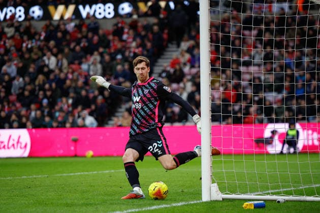 Sunderland v Leeds United, Premier League Robin Roefs of Sunderland clears the ball during the Premier League match between Sunderland and Leeds United at the Stadium Of Light, Sunderland, UK on 28 December 2025. Sunderland Stadium Of Light Tyne and Wear UK Editorial use only DataCo restrictions apply See www.football-dataco.com , Copyright: xCraigxCowanx PSI-23476-0102