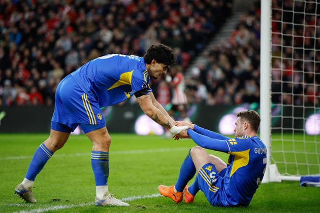 Sunderland v Leeds United, Premier League Brenden Aaronson of Leeds United helps Gabriel Gudmundsson of Leeds United to his feet during the Premier League match between Sunderland and Leeds United at the Stadium Of Light, Sunderland, UK on 28 December 2025. Sunderland Stadium Of Light Tyne and Wear UK Editorial use only DataCo restrictions apply See www.football-dataco.com , Copyright: xCraigxCowanx PSI-23476-0103