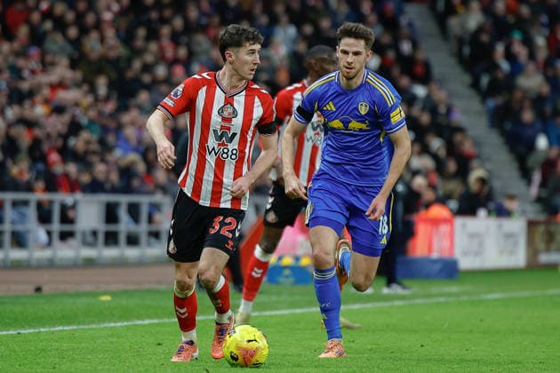 Sunderland v Leeds United, Premier League Trai Hume of Sunderland under pressure from Anton Stach of Leeds United during the Premier League match between Sunderland and Leeds United at the Stadium Of Light, Sunderland, UK on 28 December 2025. Sunderland Stadium Of Light Tyne and Wear UK Editorial use only DataCo restrictions apply See www.football-dataco.com , Copyright: xCraigxCowanx PSI-23476-0104