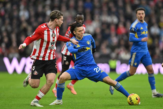Sunderland v Leeds United - Premier League Ao Tanaka of Leeds United competes with Dennis Cirkin during the Premier League match between Sunderland and Leeds United at the Stadium Of Light in Sunderland, England, on December 28, 2025. Sunderland Tyne and Wear United Kingdom  Copyright: xMIxNewsx originalFilename:fletcher-sunderla251228_npFPt.jpg