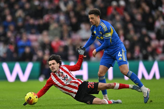 Sunderland v Leeds United - Premier League Enzo Le Fee of Sunderland battles with Ethan Ampadu of Leeds United during the Premier League match between Sunderland and Leeds United at the Stadium Of Light in Sunderland, England, on December 28, 2025. Sunderland Tyne and Wear United Kingdom  Copyright: xMIxNewsx originalFilename:fletcher-sunderla251228_npYFl.jpg
