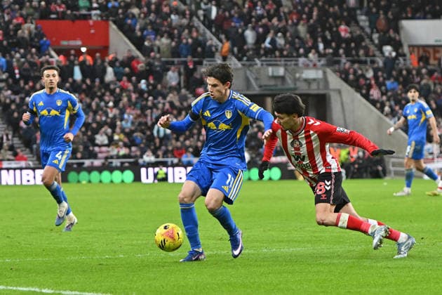 Sunderland v Leeds United - Premier League Leeds United s Brenden Aaronson is in action with Sunderland s Enzo Le Fee during the Premier League match between Sunderland and Leeds United at the Stadium Of Light in Sunderland, England, on December 28, 2025. Sunderland Tyne and Wear United Kingdom  Copyright: xMIxNewsx originalFilename:fletcher-sunderla251228_npfET.jpg
