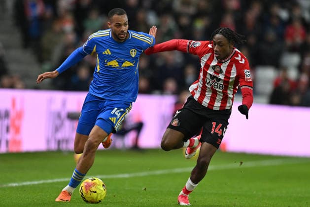 Sunderland v Leeds United - Premier League Lukas Nmecha of Leeds United plays against Romaine Mundle of Sunderland during the Premier League match between Sunderland and Leeds United at the Stadium Of Light in Sunderland, England, on December 28, 2025. Sunderland Tyne and Wear United Kingdom  Copyright: xMIxNewsx originalFilename:fletcher-sunderla251228_npbjJ.jpg