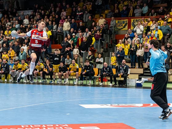 Oscar Gentzel (HSG Nordhorn Lingen, 05) beim Torwurf gegen Finn Ruespeler (HSG Krefeld Niederrhein, 01) HSG Krefeld Niederrhein vs. HSG Nordhorn-Lingen, Handball, 2. Bundesliga, 17. Spieltag, Saison 2025 2026, 28.12.2025 HSG Krefeld Niederrhein vs. HSG Nordhorn-Lingen, Handball, 2. Bundesliga, 17. Spieltag, Saison 2025 2026, 28.12.2025 Krefeld Copyright: xEibner-Pressefoto DamianxKruczynx EP_DKI