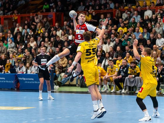 Oscar Gentzel (HSG Nordhorn Lingen, 05) beim Torwurf ueber Niklas Ingenpass (HSG Krefeld Niederrhein, 55) HSG Krefeld Niederrhein vs. HSG Nordhorn-Lingen, Handball, 2. Bundesliga, 17. Spieltag, Saison 2025 2026, 28.12.2025 HSG Krefeld Niederrhein vs. HSG Nordhorn-Lingen, Handball, 2. Bundesliga, 17. Spieltag, Saison 2025 2026, 28.12.2025 Krefeld Copyright: xEibner-Pressefoto DamianxKruczynx EP_DKI